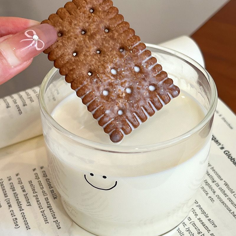 الحليب بنكهة الشوكولاتة بسكويت الحليب الحليب بنكهة الشوكولاتة بسكويت الحليب