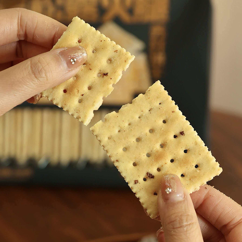 بسكويت الصودا باللحم المقدد والكمأة السوداء