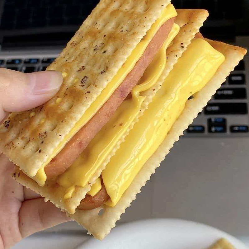 بسكويت الصودا باللحم المقدد والكمأة السوداء